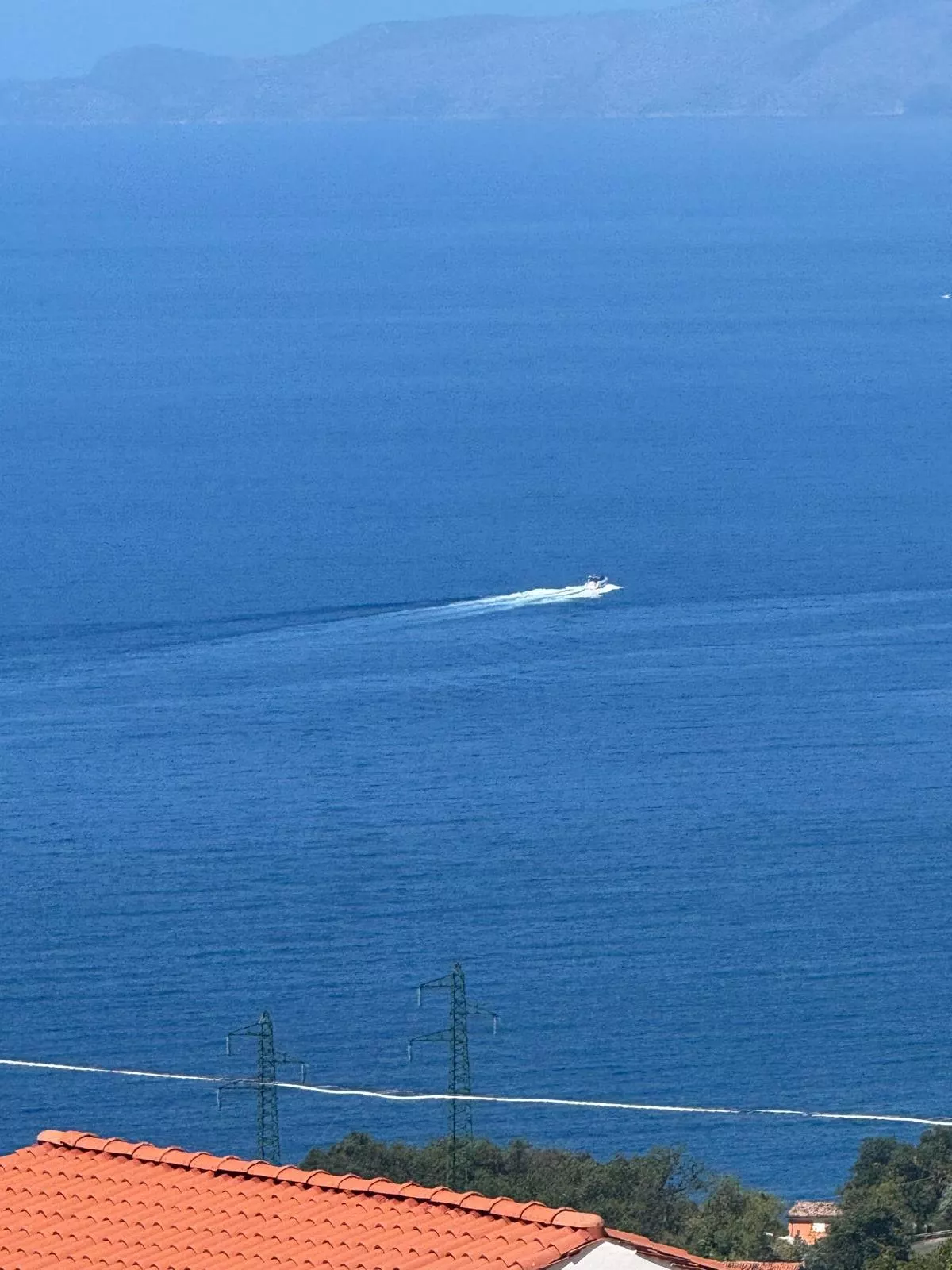 Il mare di Maratea dal terrazzino, con una barca nel golfo